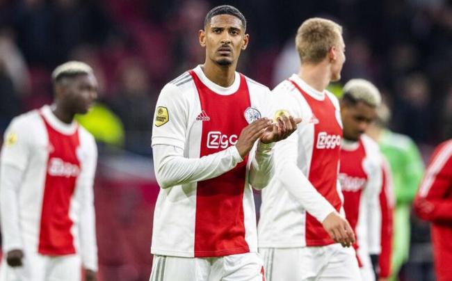 高兴坏了！斯凯利英格兰首秀破门，姐姐和奶奶在看台拥抱庆祝.